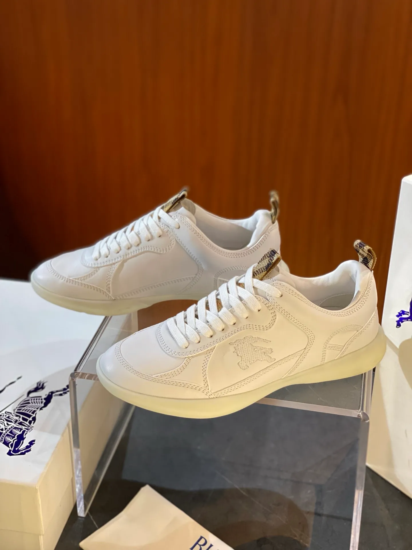 Men's Men's Shoes💰P460💰Burberr New Retro Sneakers The main style of the summer fashion show, Burberry debuted at the brand's 2025 summer fashion show. Made of refined Italian leather with tonal topstitching details, it's inspired by sporty design. Paired with lightweight soles and Burberry check sneakers, they are embellished with embroidery of the brand's Equestrian Knight logo (EKD). - Lace-up design, retro and casual upper foot, light and comfortable - Equestrian Knight logo (EKD) embroidery on the side - Equestrian Knight logo (EKD) on the sole ♞size; 38-44 (45 customized)